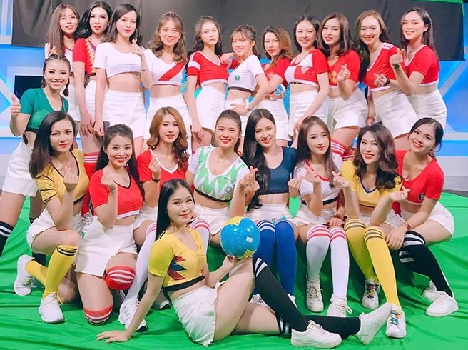 Nữ cổ động viên xinh đẹp rạng rỡ cổ vũ World Cup với nụ cười tươi tắn