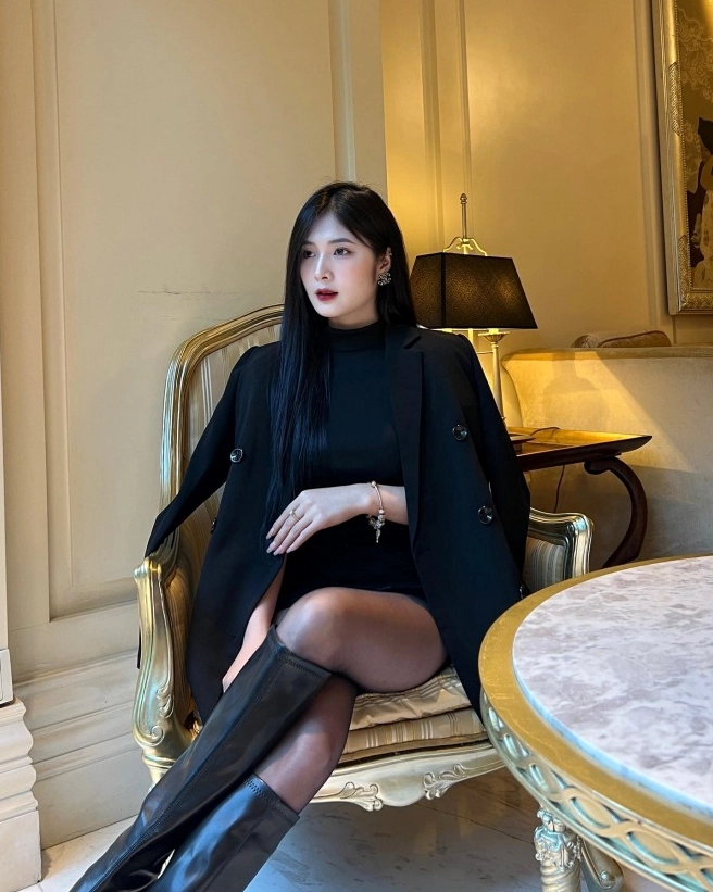 Nữ cổ động viên xinh đẹp tự tin tạo dáng khoe vẻ đẹp khỏe khoắn cùng áo bóng đá