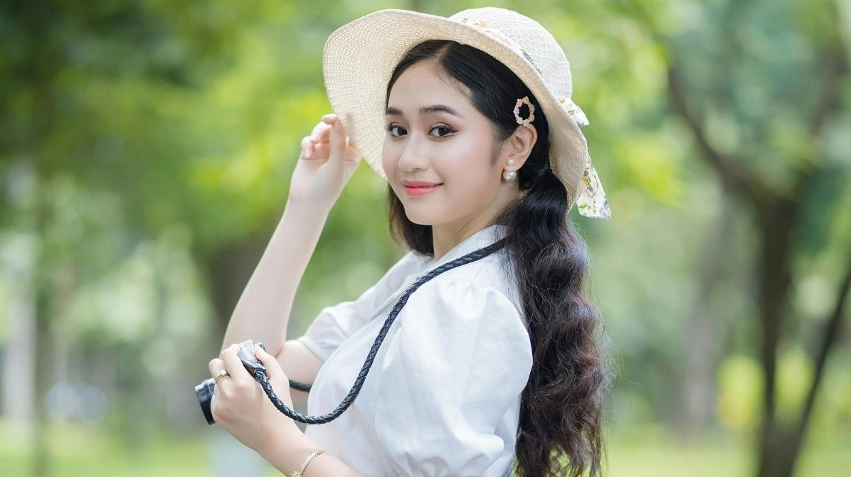 Nụ cười rạng rỡ tươi tắn bừng sáng khung hình thích hợp cho giao diện máy tính tối giản