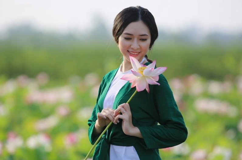Nụ cười tỏa nắng của cô gái khi ôm trọn bó hoa tuyệt đẹp vào lòng