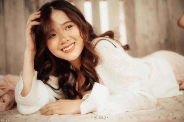 Nụ cười tỏa nắng của cô gái xinh xắn làm say đắm lòng người