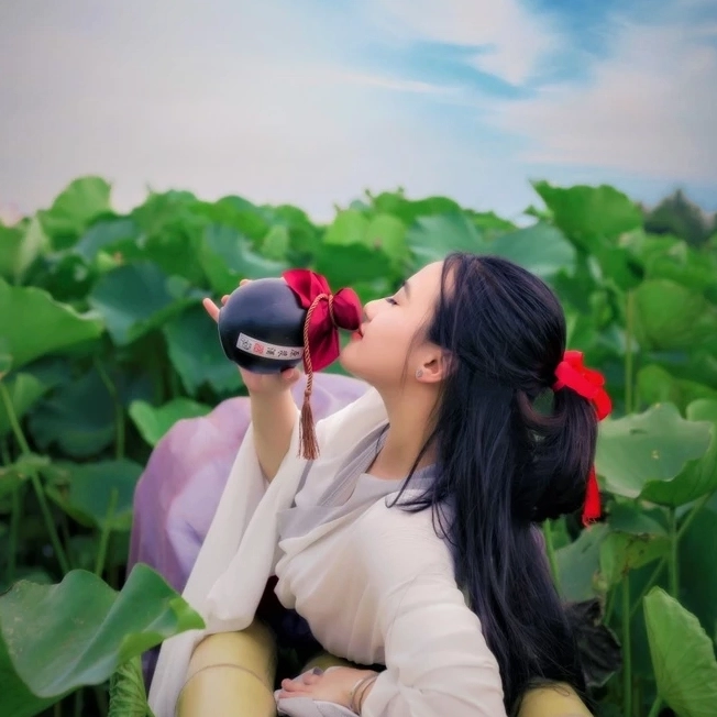 Nụ cười tỏa nắng nhẹ nhàng của thiếu nữ áo yếm giữa vô vàn đóa sen hồng
