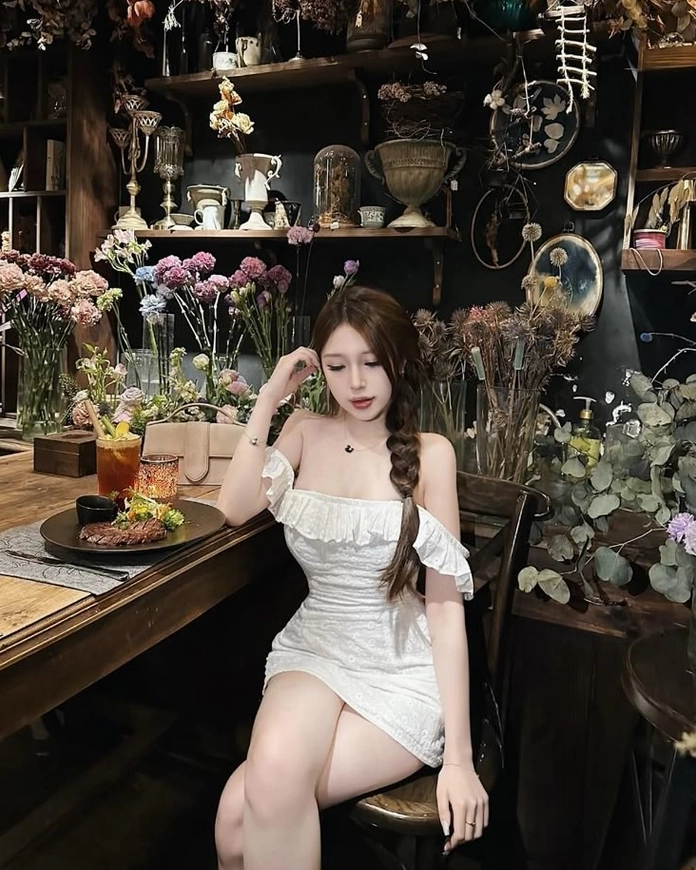 Nụ cười tỏa nắng siêu dễ thương của cô gái đang học cấp 3