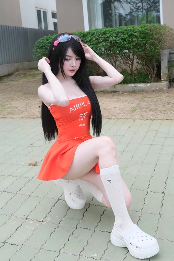 Nữ dj thả dáng nuột nà khoe làn da trắng mịn dưới ánh nắng mặt trời