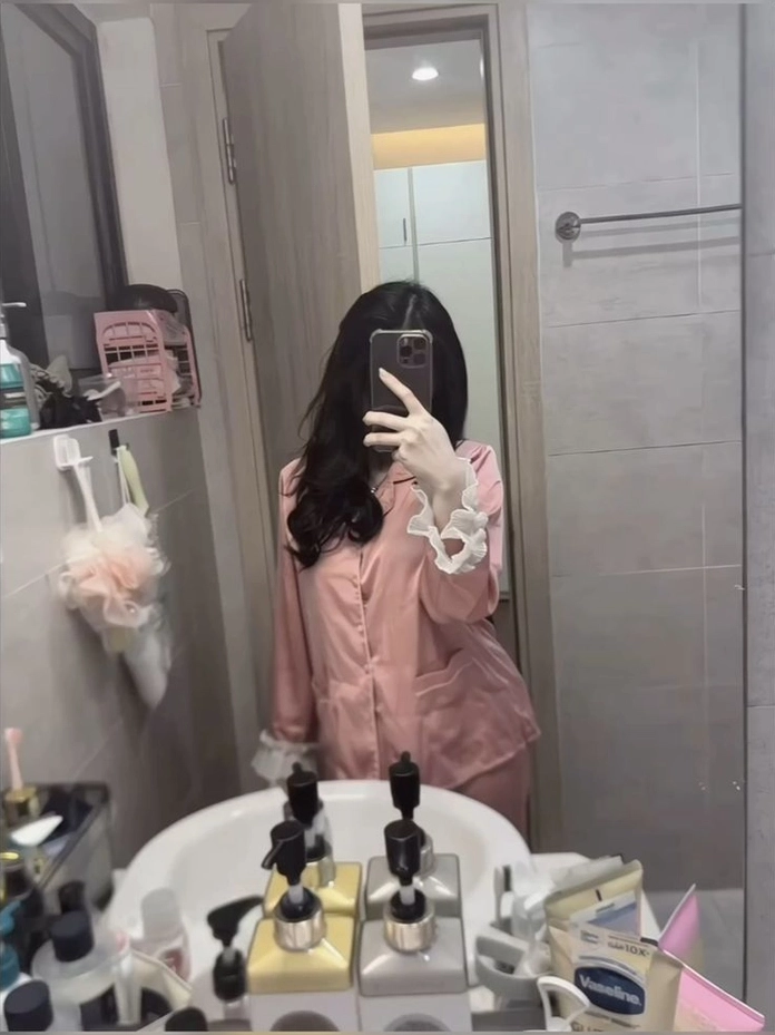 Nữ giới chụp gương che mặt với phong thái vô cùng tự tin