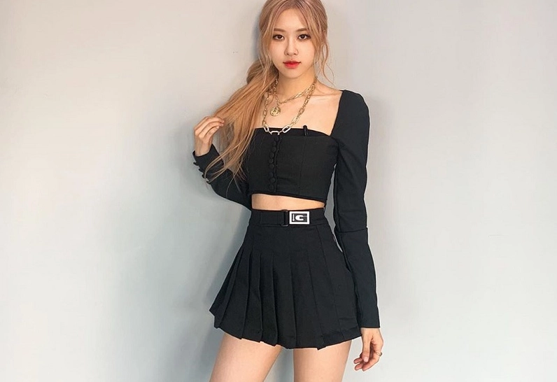 Nữ idol Rosé khoe vóc dáng mảnh mai vạn người mê khi diện mẫu váy xếp ly sành điệu