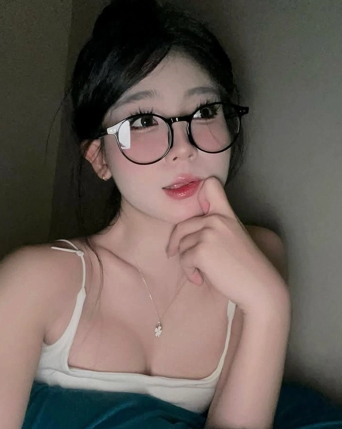 Nữ nhân viên văn phòng đeo kính diện đồ đi biển toát lên vẻ đẹp trí thức