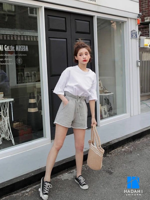 Nữ sinh cá tính diện áo thun form rộng cùng quần short jeans cực chất và năng động
