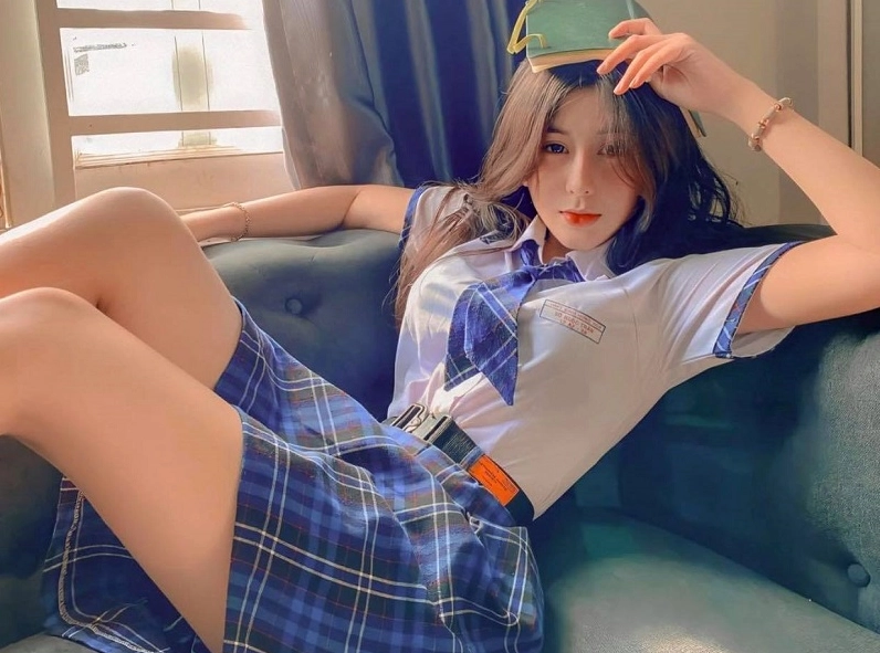 Nữ sinh dễ thương trong bộ đồng phục váy xếp ly đậm chất thanh xuân học đường