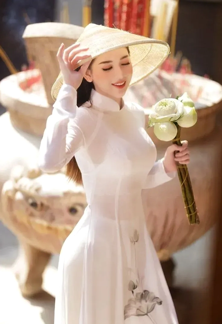 Nữ sinh duyên dáng khoe trọn vẻ đẹp thanh thoát và tinh tế trong bộ áo dài truyền thống Việt Nam
