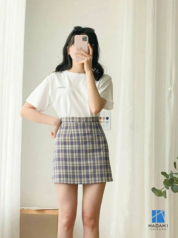Nữ sinh duyên dáng phối áo thun nữ form rộng với chân váy nhẹ nhàng đáng yêu