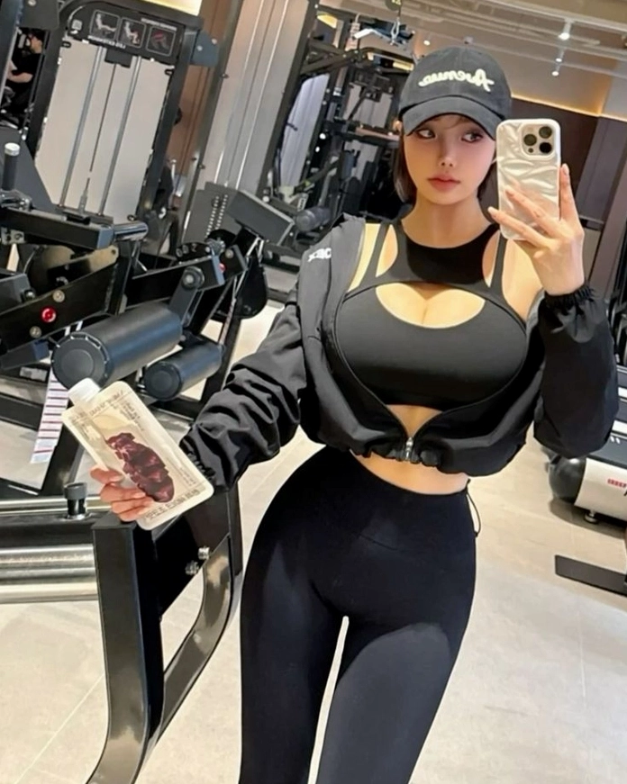 Nữ sinh năng động trong trang phục legging khoe đôi chân thon dài miên man