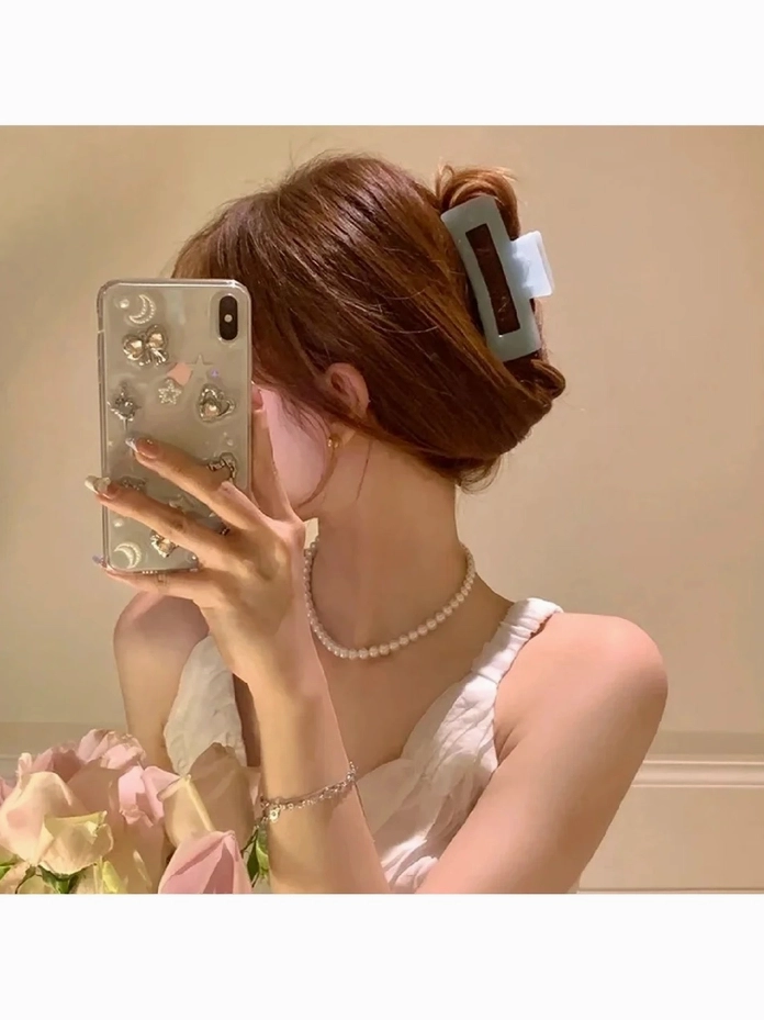 Nữ sinh sành điệu selfie che mặt bằng chiếc điện thoại ốp lưng xinh xắn
