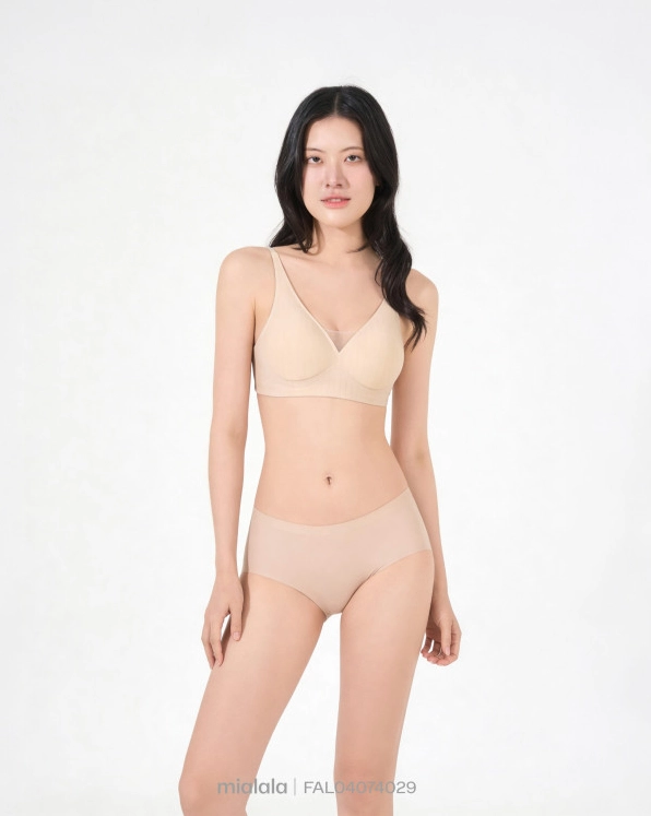 Nữ sinh tạo dáng chuyên nghiệp với áo 3 dây