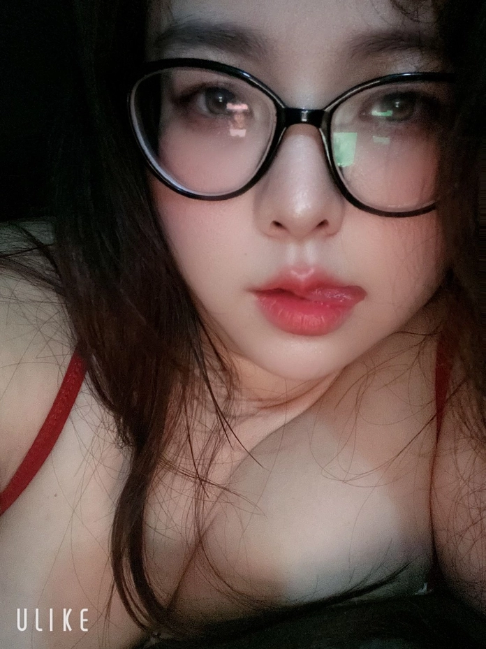 Nữ sinh tết tóc hai bên đeo kính gọng tròn siêu cấp đáng yêu