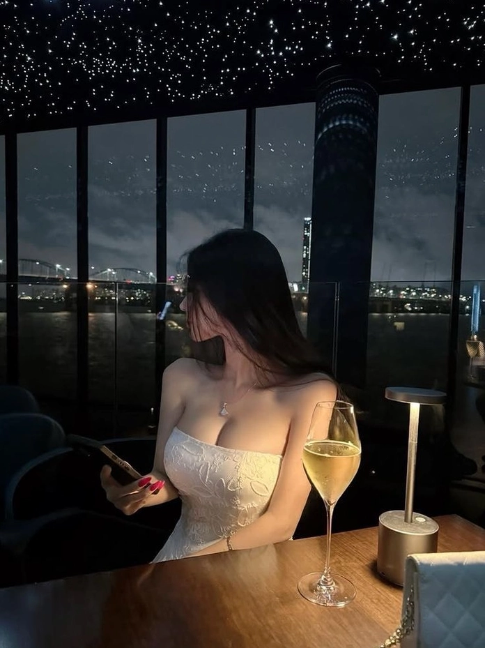 Nữ sinh tóc dài đeo kính cận dáng vẻ dễ thương đang khéo léo dùng tay che đi khuôn mặt rạng rỡ