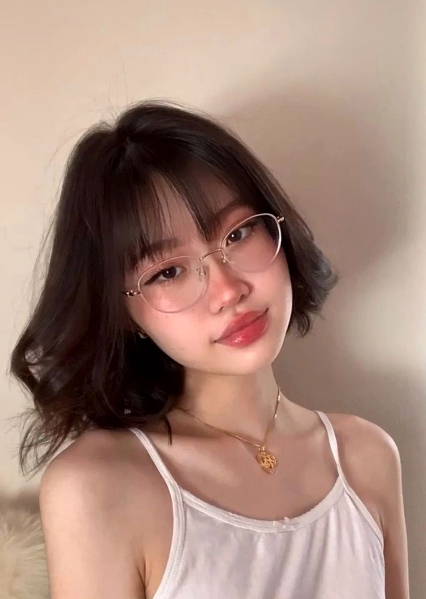 Nữ sinh tóc ngắn đáng yêu lấy điện thoại che mặt selfie trước gương
