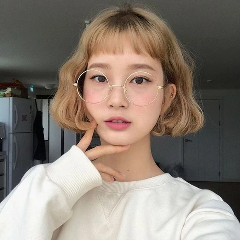 Nữ sinh tóc ngắn mái thưa mặc áo thun đơn giản