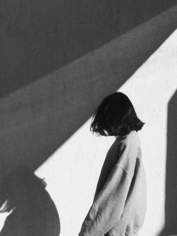 Nữ sinh tóc ngắn quay lưng buồn bã nhìn ra khoảng không vô định