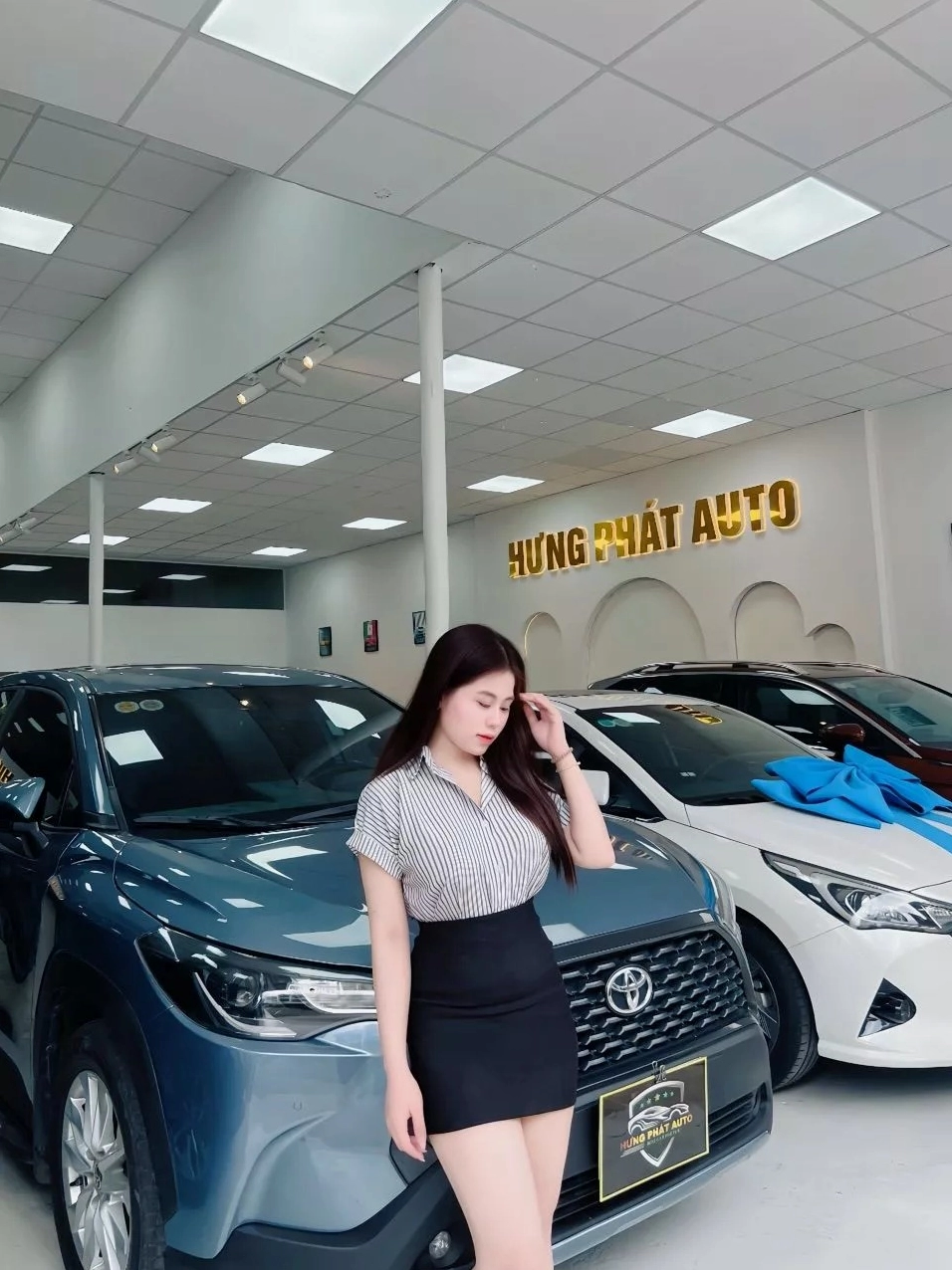 Nữ thần dạo phố gây thương nhớ với phong cách váy đen ngắn năng động