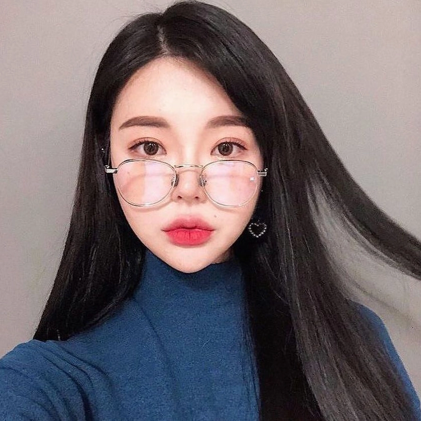 Nữ thần tóc ngắn uốn xoăn nhẹ đeo kính thanh lịch