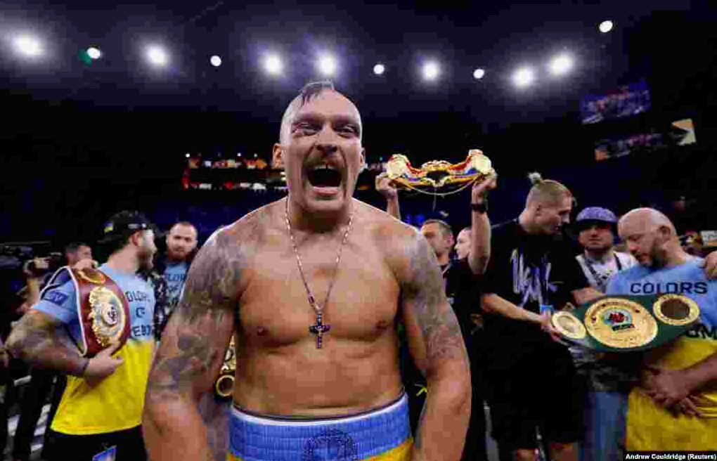Oleksandr Usyk ăn mừng chiến thắng trong trận tái đấu với võ sĩ người Anh Anthony Joshua vào tháng 8 năm 2022