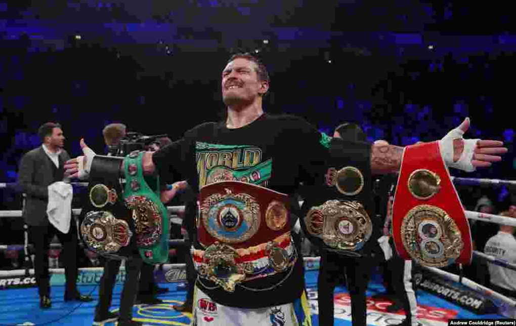 Oleksandr Usyk ăn mừng chức vô địch thế giới hạng cruiserweight vào tháng 11 năm 2018