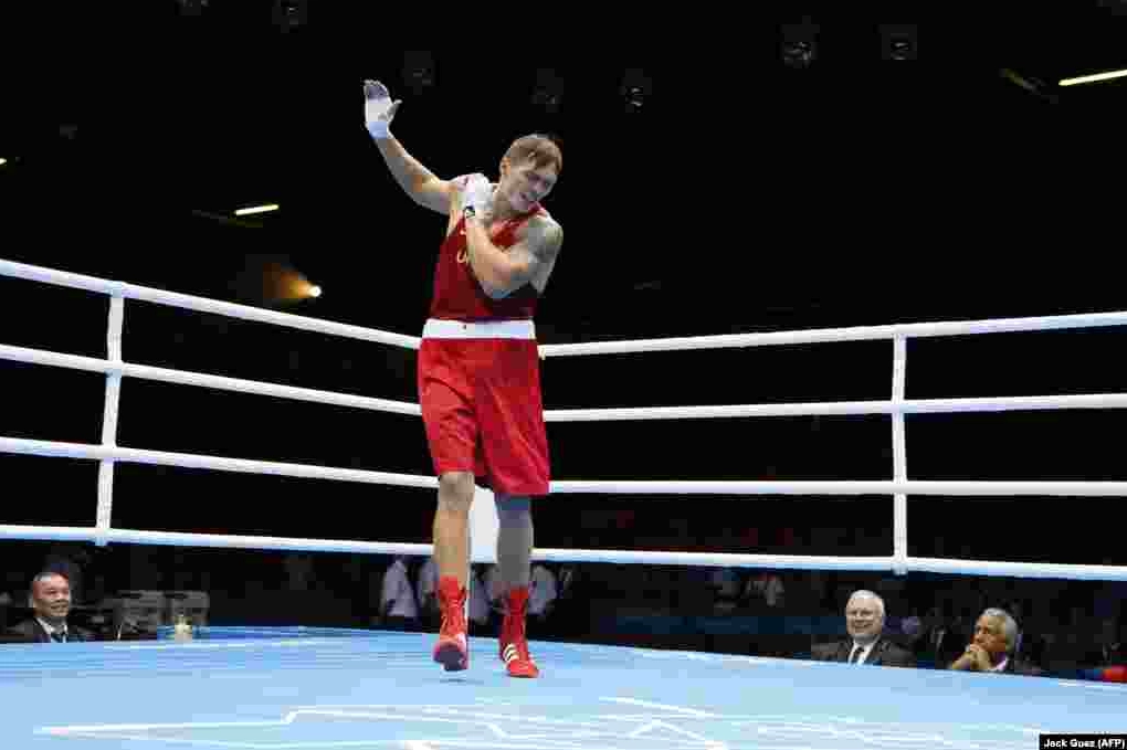 Oleksandr Usyk ăn mừng giành huy chương vàng quyền anh hạng nặng tại Thế vận hội London 2012