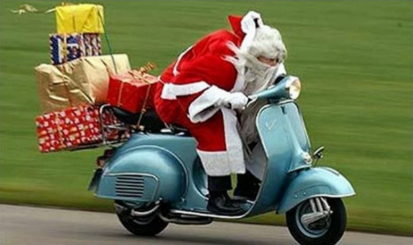 Ông già Giáng sinh chạy xe trượt tuyết