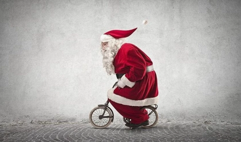 Ông già Giáng sinh đạp xe thong dong