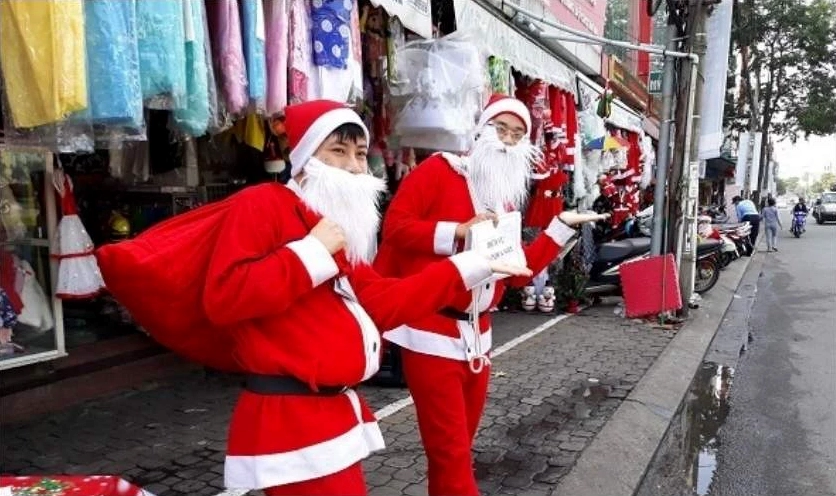 Ông già Giáng sinh đi chợ xách giỏ