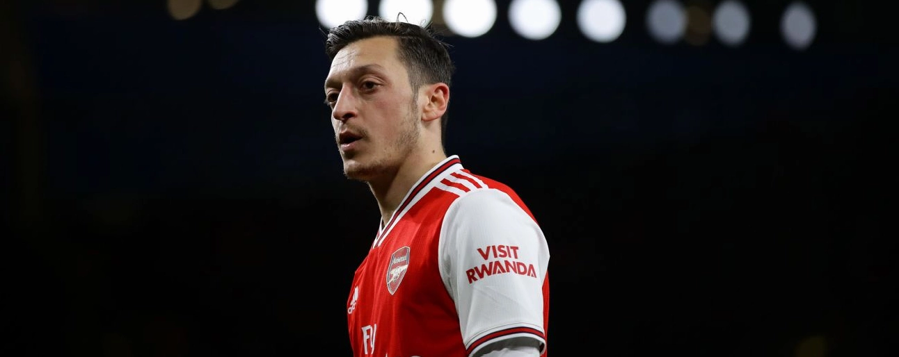 Ozil mờ nhạt trong những ngày cuối tại Arsenal