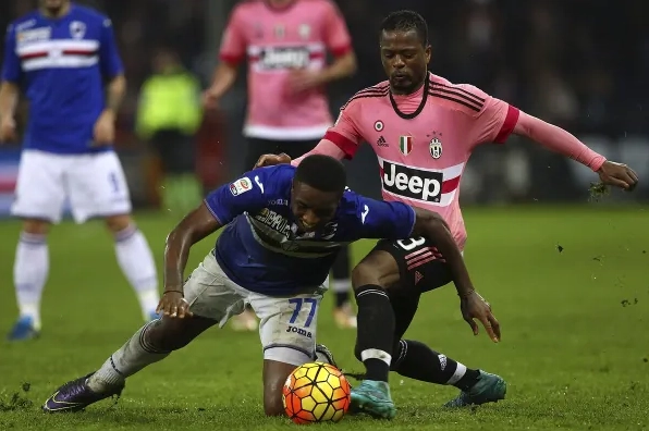 Patrice Evra thi đấu cho câu lạc bộ Juventus