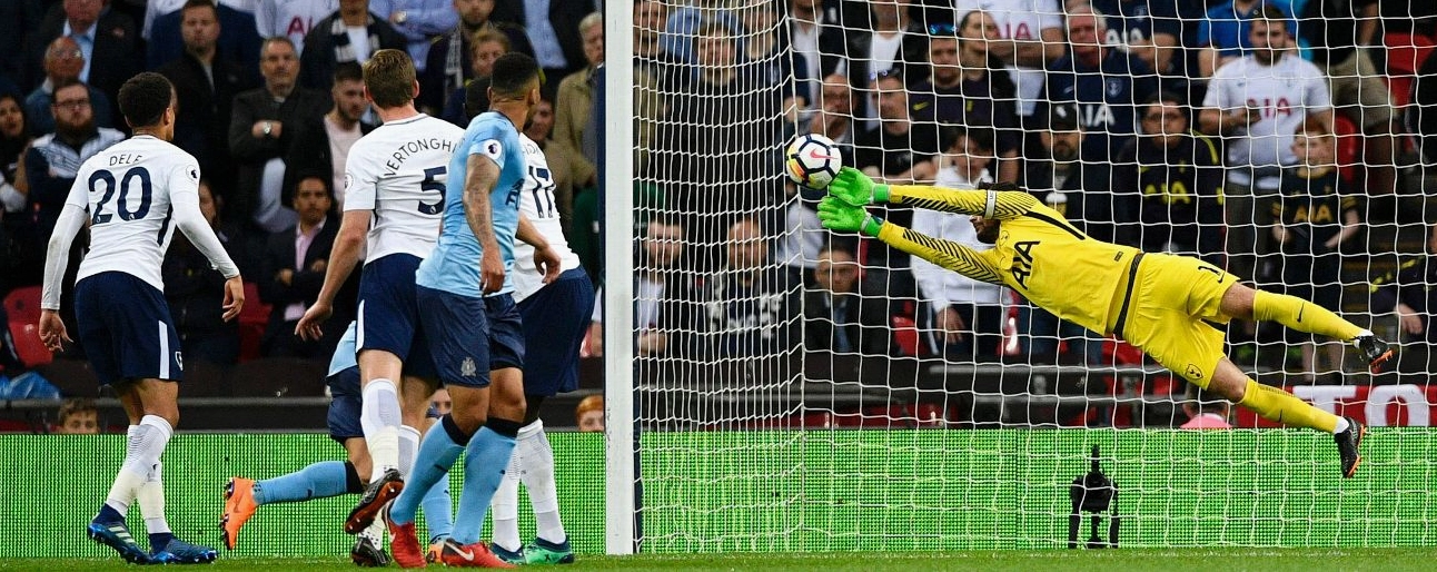 Pha bay người xuất thần mang thương hiệu Hugo Lloris