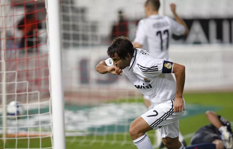 Pha chạm bóng đẳng cấp vượt qua thủ môn đối phương của cựu danh thủ người Tây Ban Nha