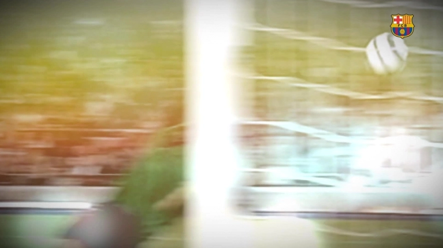 Pha đi bóng lắt léo đầy tốc độ của Ronaldinho vượt qua vòng vây phòng ngự