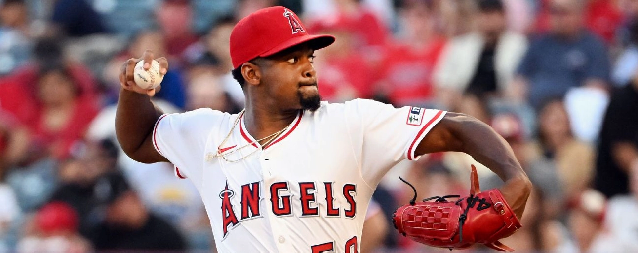 Pha ném bóng tốc độ cao của tay ném đối phương nhắm thẳng vào khu vực kiểm soát