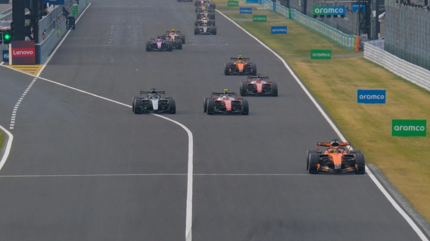 Pha tranh chấp khốc liệt tại vòng khởi động lại sau Xe an toàn nơi Hamilton vượt qua Russell chiếm lấy vị trí thứ ba tại Grand Prix Nhật Bản