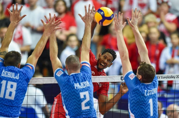 Pha xử lý dứt điểm trên lưới tinh tế của Wilfredo Leon tại trận bán kết vô địch châu Âu