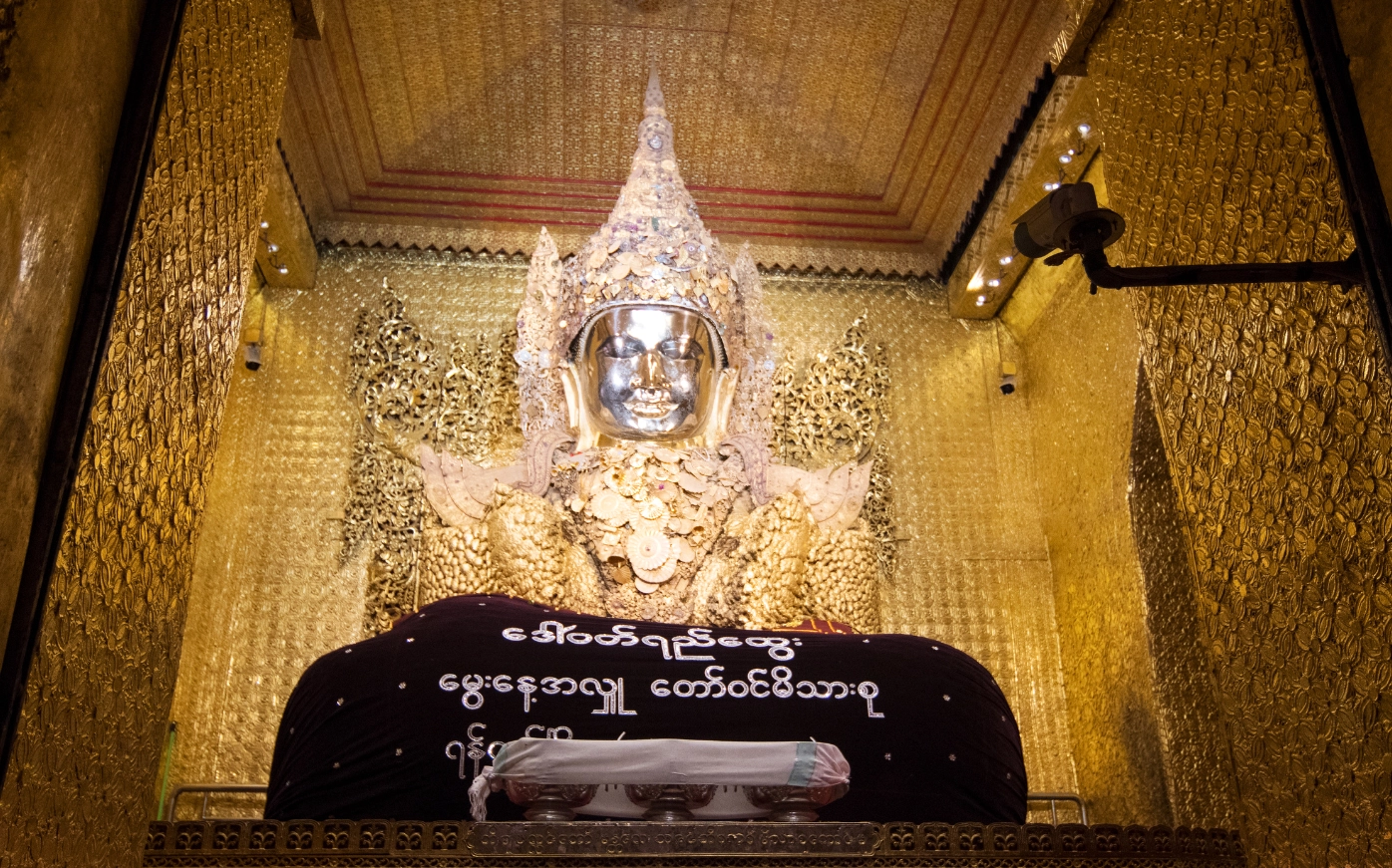 Phật tử tứ phương thành kính chắp tay cầu nguyện trong không gian chính điện trang nghiêm