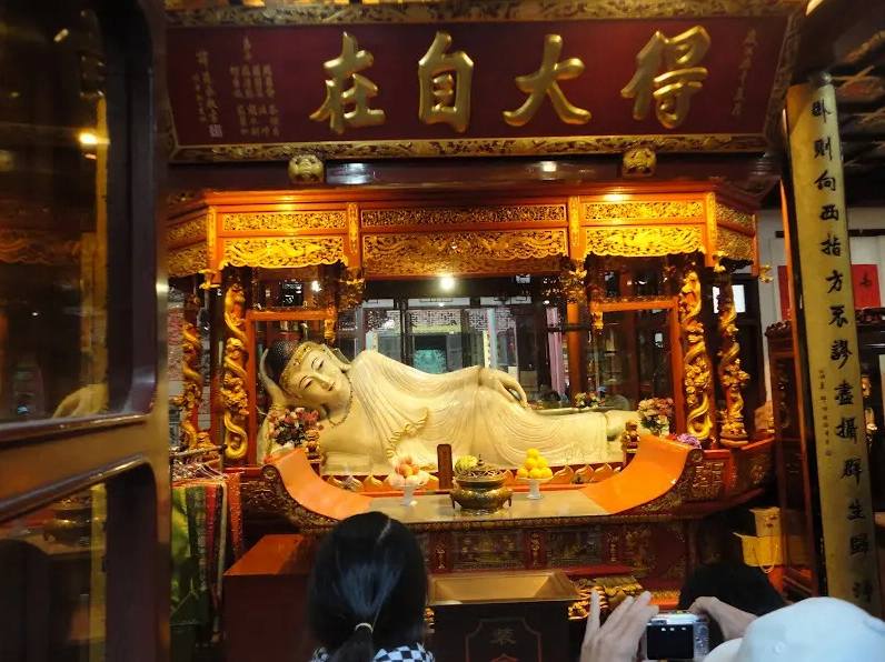 Pho Tượng Phật bằng ngọc bích trắng linh thiêng và vô giá được thờ phụng trang nghiêm