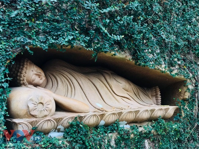 Pho tượng Phật Thích Ca hiền từ được an trí trang nghiêm sâu trong lòng núi đá