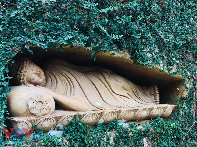 Pho tượng Phật uy nghi an trí trong lòng núi tại Chùa Hang