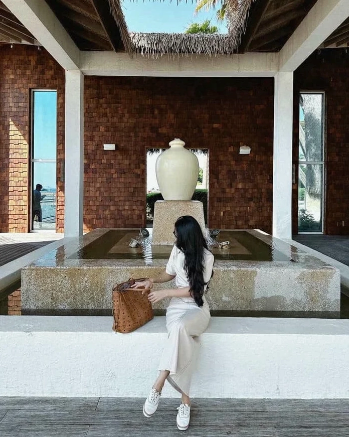Phong cách cá tính phá cách của thiếu nữ khi lấy tay che đi nụ cười bí ẩn