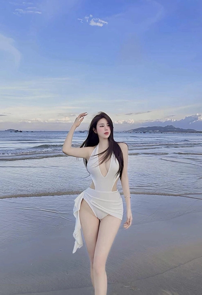 Phong cách đi biển đầy quyến rũ của hot girl da trắng