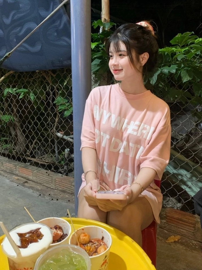 Phong cách giản dị cùng khuôn mặt mộc đáng yêu vô cùng