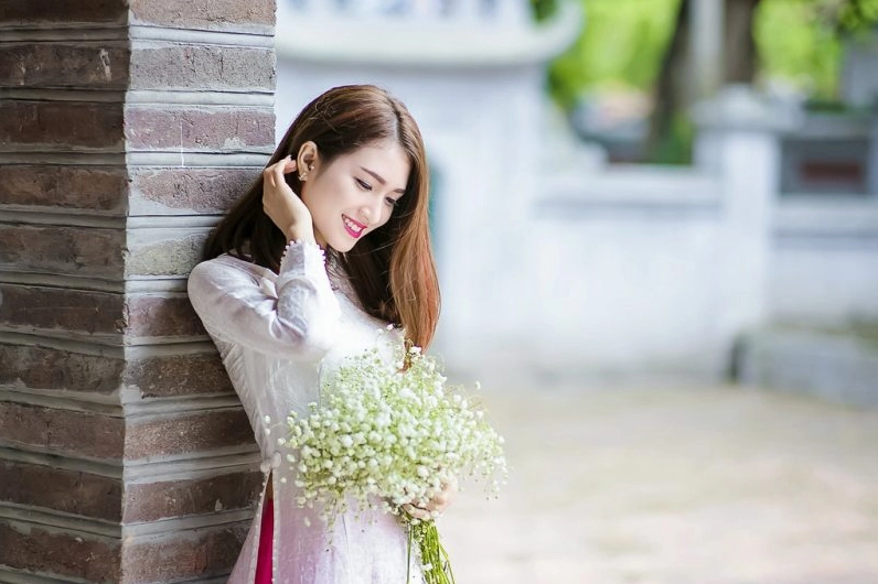 Phong cách thanh lịch của cô gái cầm bó hoa tone màu xanh trắng mát mắt