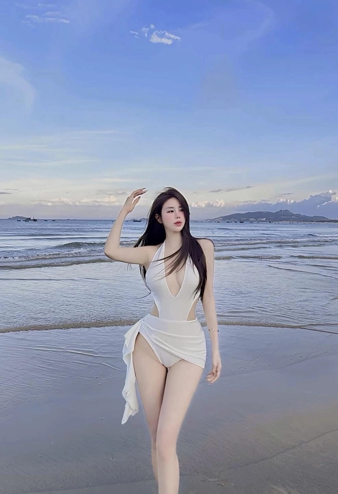 Phong cách thời trang đi biển sành điệu cùng bikini trắng phối phụ kiện xinh xắn