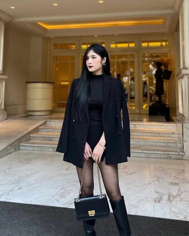 Phong cách trưởng thành quyến rũ của hot girl khi diện áo bóng đá sọc xanh trắng