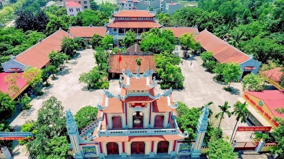 Phong cảnh non nước hữu tình bao bọc lấy không gian tâm linh linh thiêng